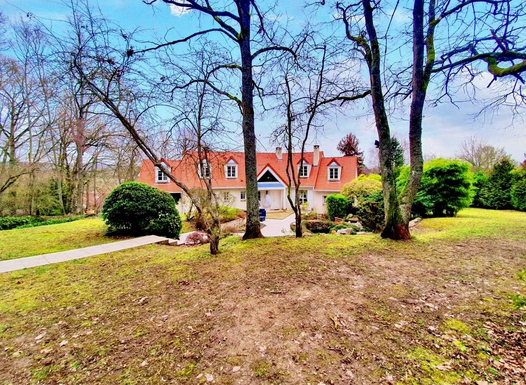 Maison d’architecte   9 pièces   280 m2   Terrain 4 000 m2