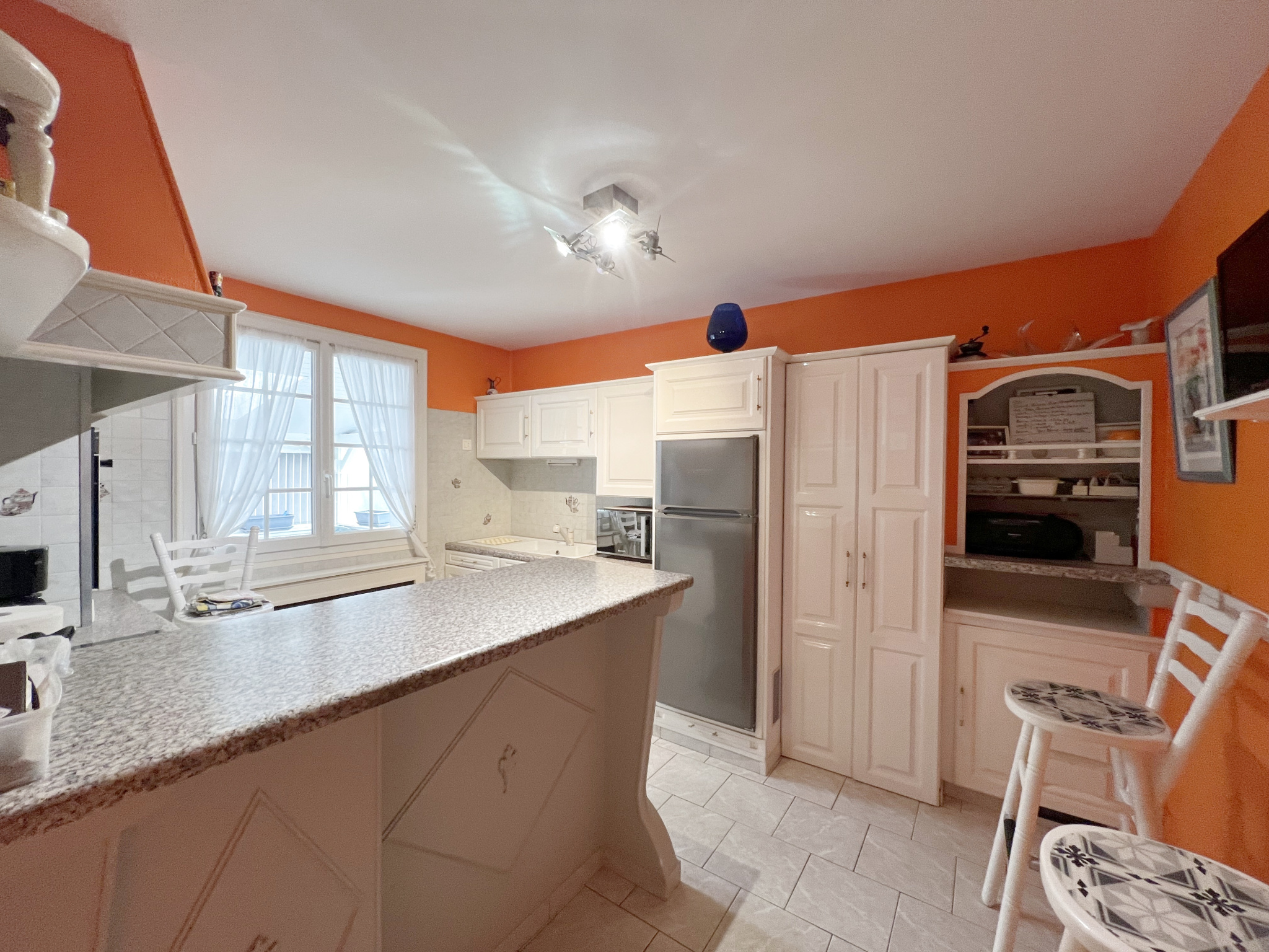 Maison de 105m2, hyper centre de Saint-Cyr-sur-Loire, terrasse, sous-sol complet aménagé, garage, dépendances